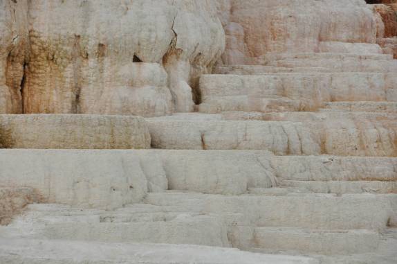 Incríveis terraços de calcita na região das Mammouth Springs, no Yellowstone National Park, no Wyoming, nos Estados Unidos